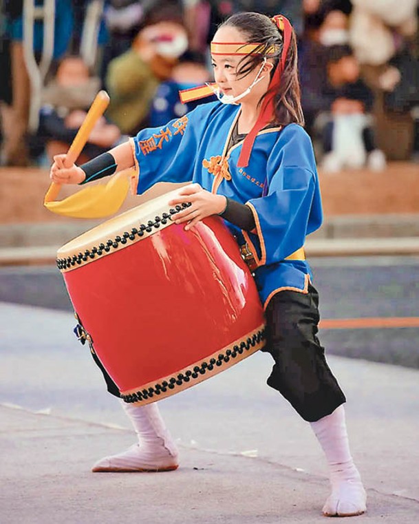 現場有太鼓、三味線和舞蹈等表演，將氣氛炒熱。