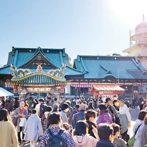 於香久山妙法寺舉行的毘沙門天大祭，同場舉辦全日本最具規模的達摩市集。