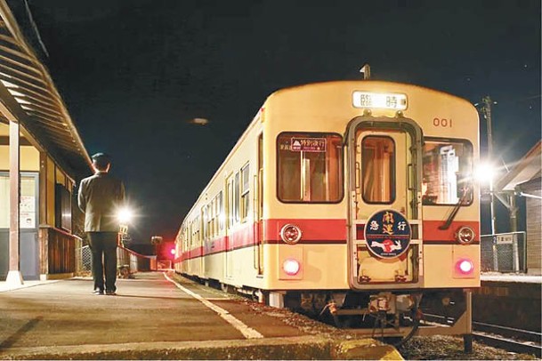 關東鐵道於除夕夜開出行駛常總線的特別夜間列車開運號。