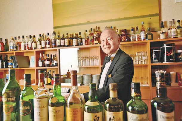 Bar Sapphire調酒師田村曾在東京帝國酒店服務長達40年，現移居島上為旅客調製美酒。