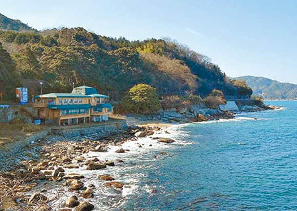 面對奈具海岸的海天一色美景，令人吃得更加開懷。