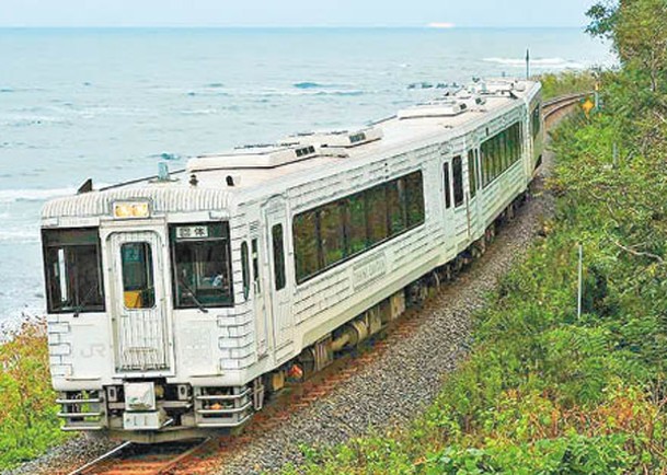 白色車身的Tohoku Emotion共有3節車廂，往返青森縣八戶站與岩手縣久慈站。