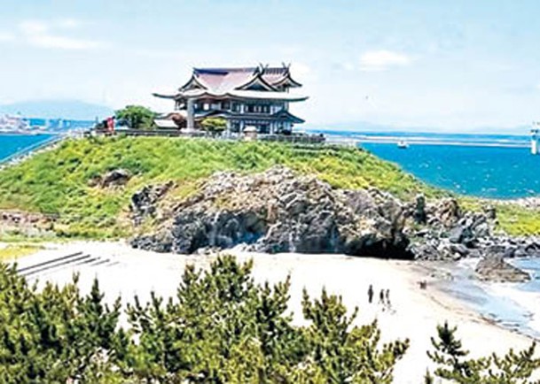 列車會途經青森縣八戶市地標蕪島神社。