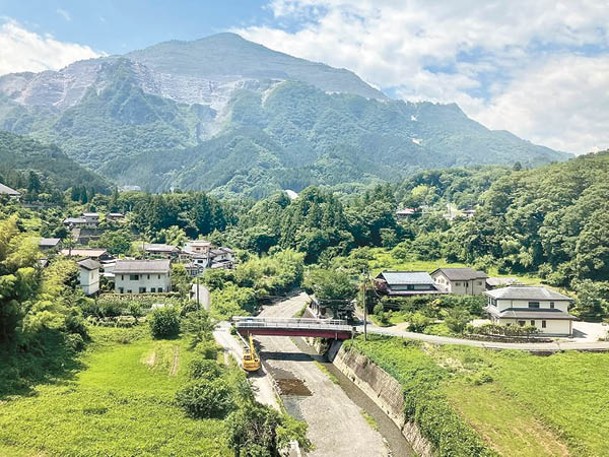 從列車車窗可看到秩父地標之一武甲山的壯麗景色。