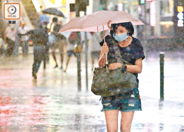 香港：本港昨日多區持續落大雨。（黃仲民攝）