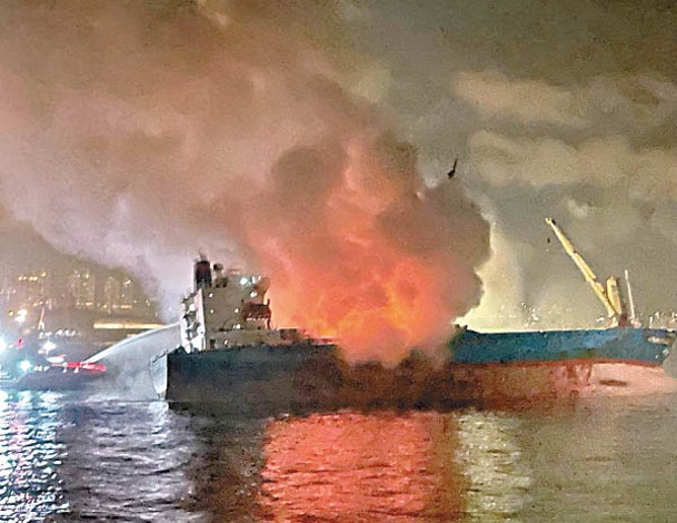 昂船洲海面：貨船火勢前日入夜後仍未消減，不斷冒出濃煙。