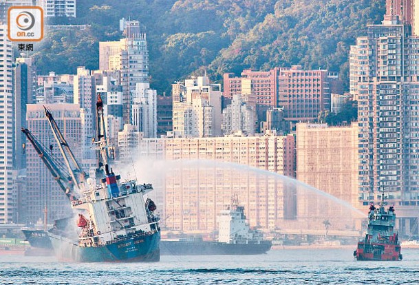 消防滅火輪昨晨仍向貨船射水。（李國健攝）