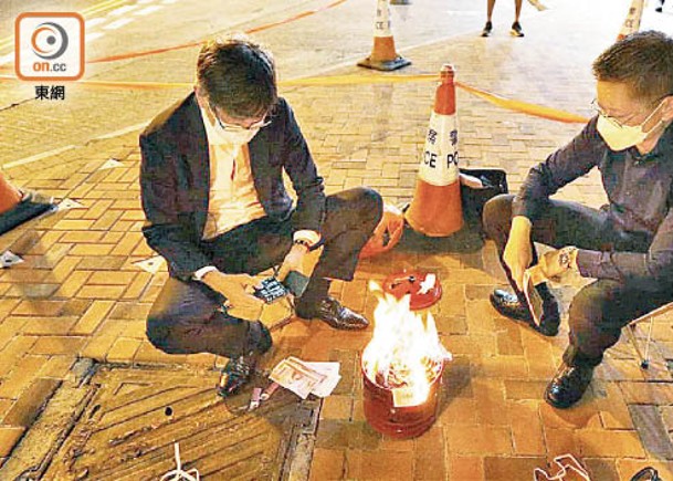 林洋鋐（左）與陳清華（右）昨晚到中聯辦外燒衣示威。（袁以諾攝）