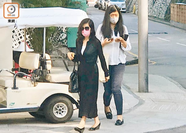 黎智英的妻子李韻琴（左）及女兒（右）昨午於酷熱天氣下到場探監。（吳鎮興攝）