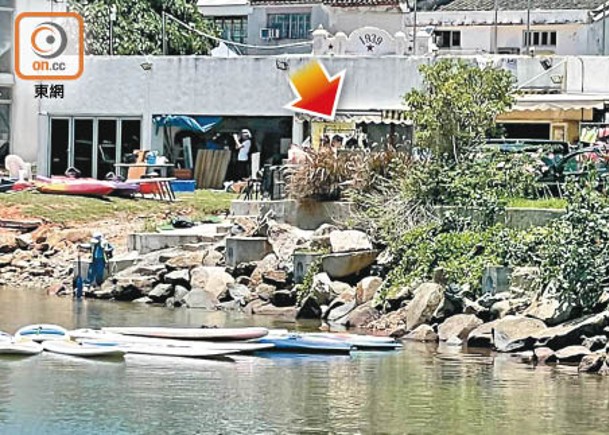 黃子洋經營的水上活動店昨日續營業，有顧客（箭嘴示）到場租艇。