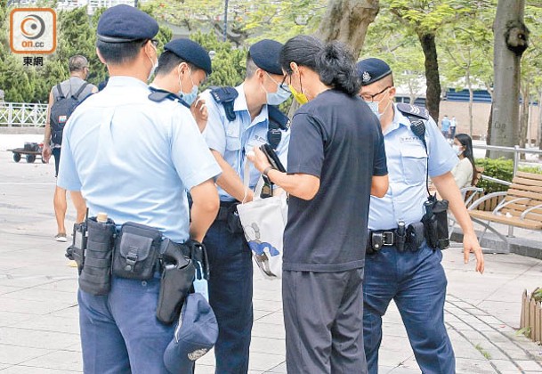 銅鑼灣：警員截查黑衣人。（胡家豪攝）