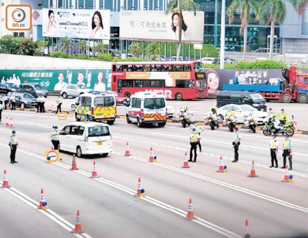 紅隧：警方昨午在3條過海隧道往港島方向的入口設置路障。（張福宏攝）