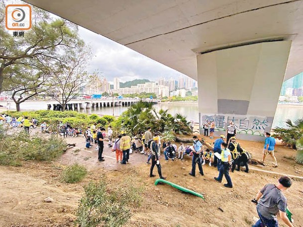 大批學童坐於地上等待救援。