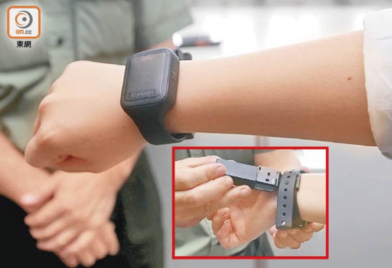 智慧手環：在囚人士需懲教人員的協助才可脫下手環。