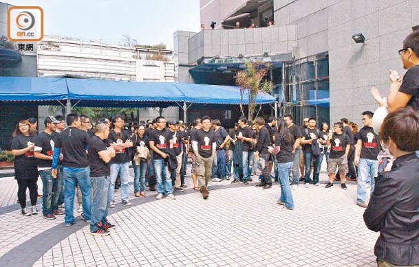 《台蘋》員工曾於辦公室外示威，抗議壹傳媒罔顧員工權益及福利。