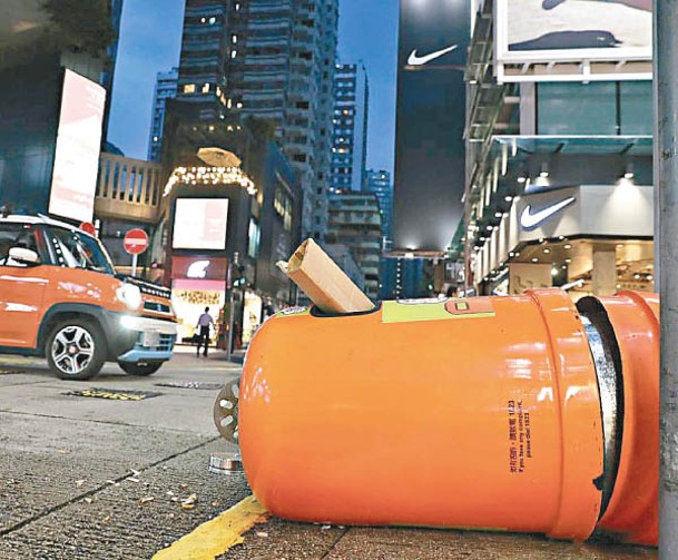 旺角：昨晚有人在行人路上推倒垃圾桶。