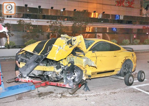 撼垃圾車復撞銀行  跑車乘客亡