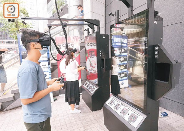禁毒推廣車設有「VR新體驗」讓市民感受吸毒後不良反應。