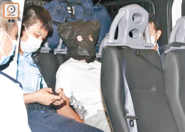 被捕男子蒙頭由警車帶署調查。