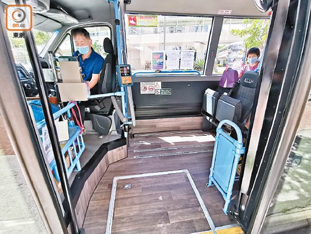 413線低地台小巴，可運載一架輪椅及15名乘客。
