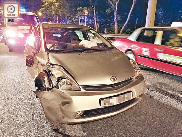 大圍：涉事的士（上圖）及私家車（下圖）右邊車頭被撞毀。（李國健攝）