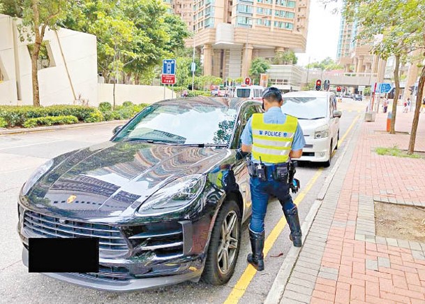 警方昨於西九龍區內多個交通黑點採取執法行動。