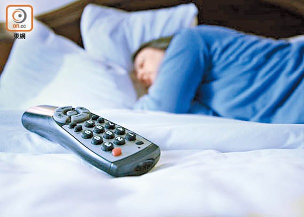 睡前看電視或開燈睡覺，會增加女性肥胖危機。