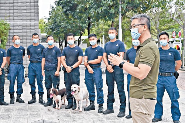 蕭澤頤（右）昨日亦有前往沙嶺警犬隊總部。