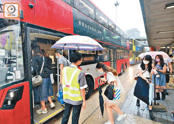 昨早黑色暴雨警告信號生效下，不少上班族乘巴士返工。（李志湧攝）紅磡