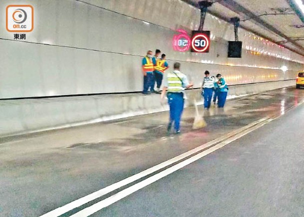 受黑色暴雨影響，屯門赤鱲角隧道往屯門方向的管道昨日出現水浸。（蘇偉明攝）