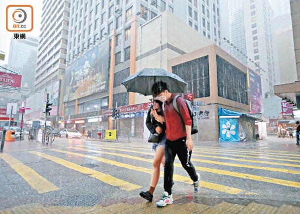天文台指昨早本港大部分地區錄得超過70毫米雨量。（袁志豪攝）