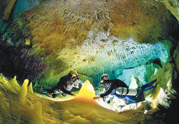 圖為《古洞透天機》劇照，科研潛水員在巴哈馬群島水晶洞穴內研究石筍。