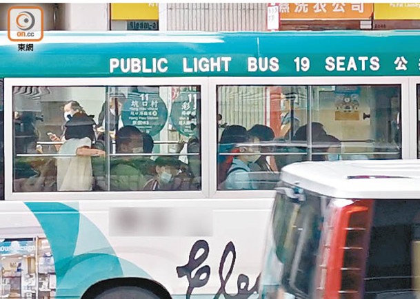 港人對兒童乘車的安全意識偏低，除私家車外，小巴亦有不少兒童未有繫上安全帶。