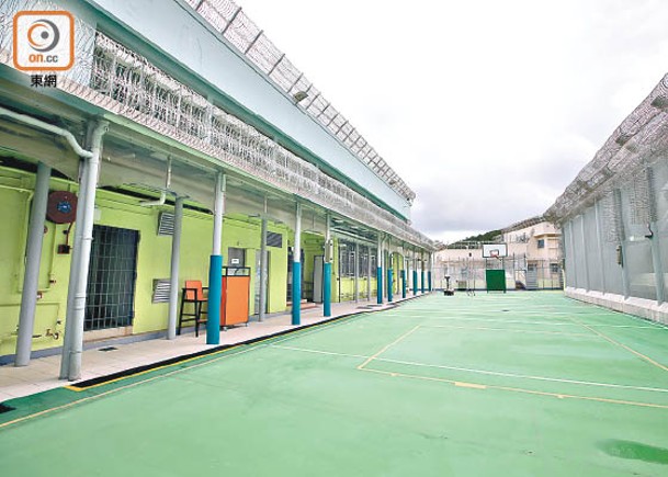 大潭峽懲教所是用作羈留免遣返聲請人士的第一代「智慧監獄」。