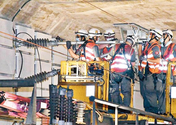 港鐵出動百工程人員  安裝架空電纜設備