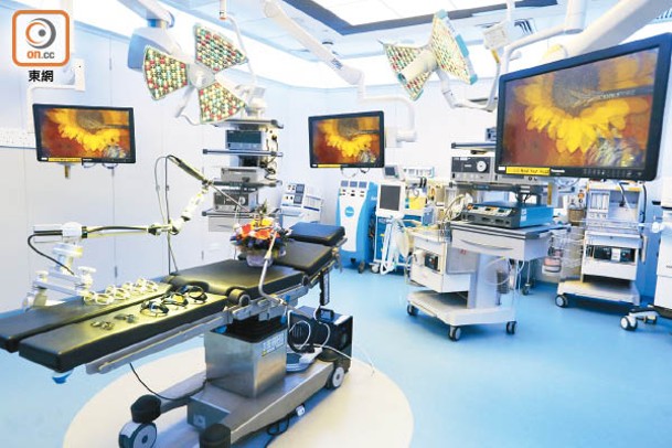 中心設有臨床模擬手術訓練室（SIM OR）。