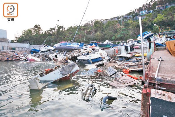 颱風襲港期間西貢多處船隻泊位滿目瘡痍。