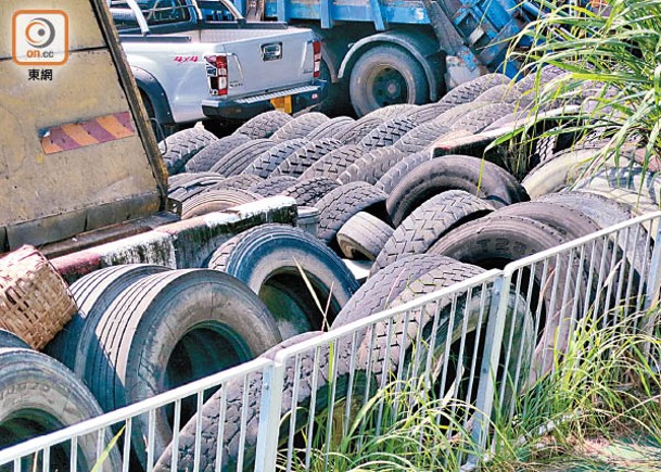 大量廢棄輪胎充斥在廢車場，未被善用。