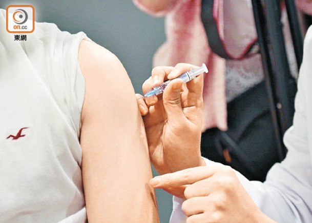 港府進一步擴展疫苗接種人士至本港合法逗留一段時間的訪客。