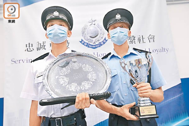 督察譚成浩（左）及警員孔俊熙（右）獲獎。
