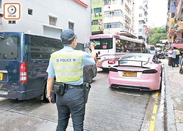 警員拍攝車輛違泊的證據。<br>（袁志豪攝）