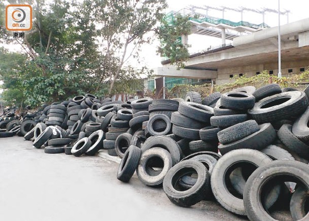 大量廢輪胎胡亂棄置未被善用。