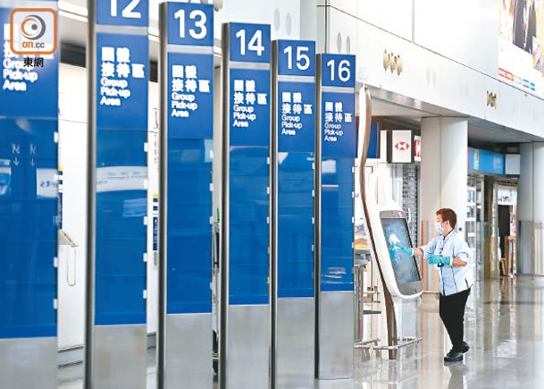 機場短期內接連出現確診，專家建議機場員工增加檢測次數。