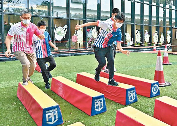 蕭澤頤（左）與少年警訊會員一同參與遊戲。