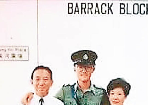 蕭澤頤於警校結業時與父母合照。