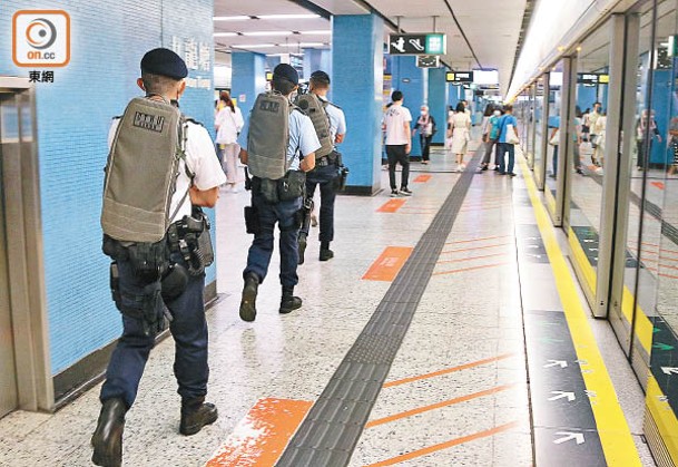 反恐特勤隊在港鐵站內巡邏。