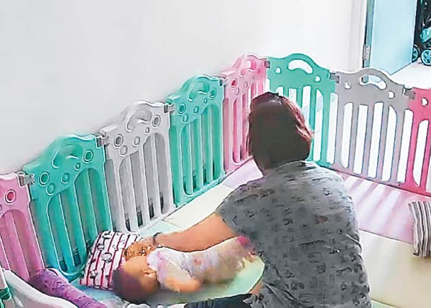 網上流傳片段顯示被告將女嬰擲落地上膠墊。