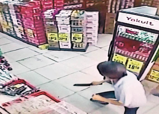 死者李浩庭當日持刀進入超市斬人。