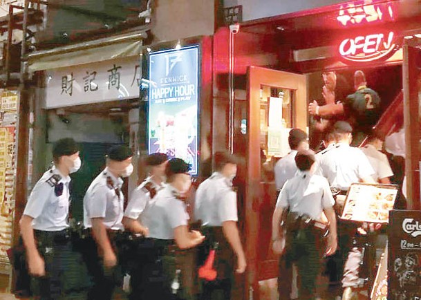 灣仔：警員進入一餐廳調查。