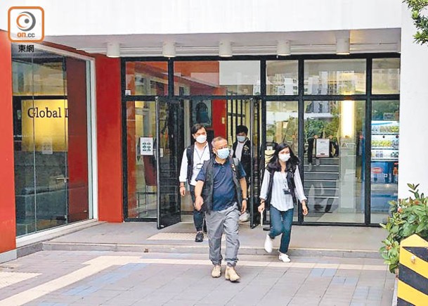 警方上周五在香港大學《學苑》辦公室檢走總編輯的電話及錄音筆等證物。
